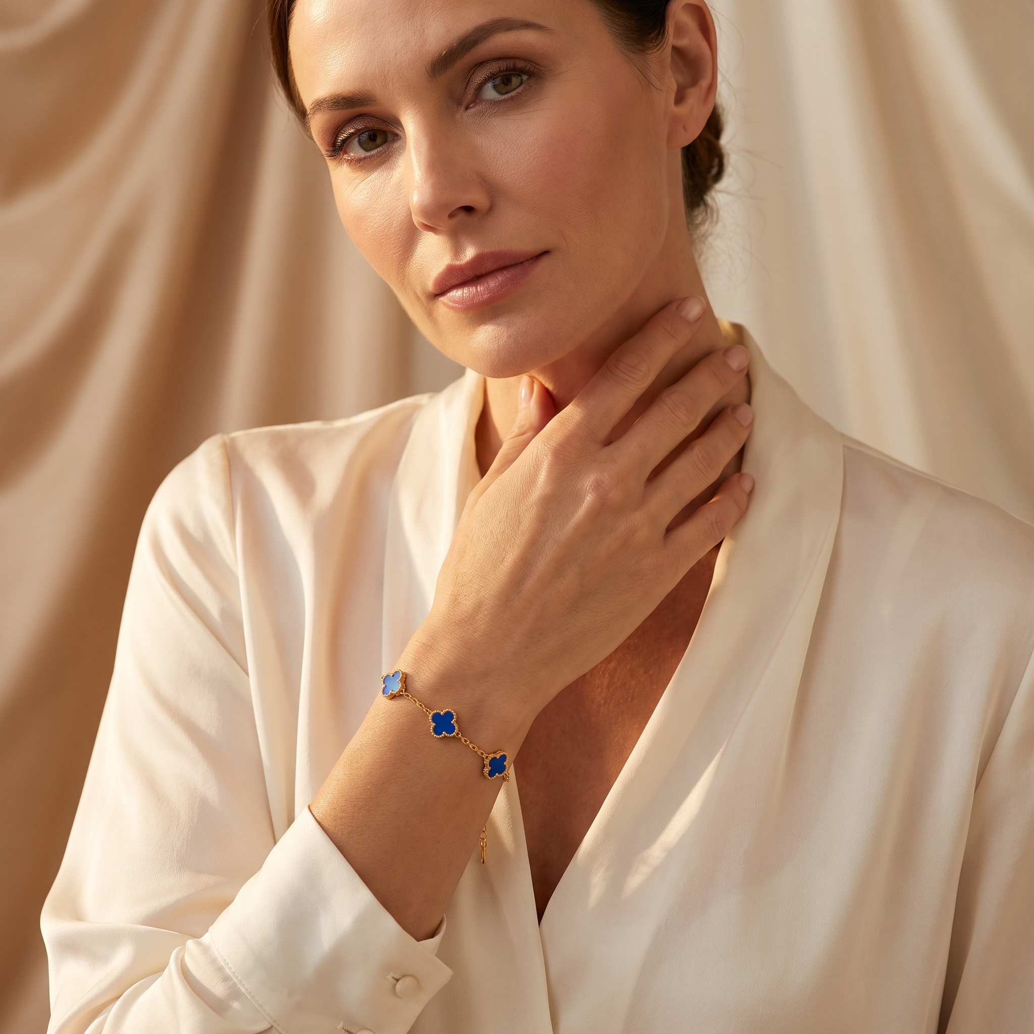 Detalhe editorial do bracelete de trevo VERSAILLES no pulso de mulher elegante
