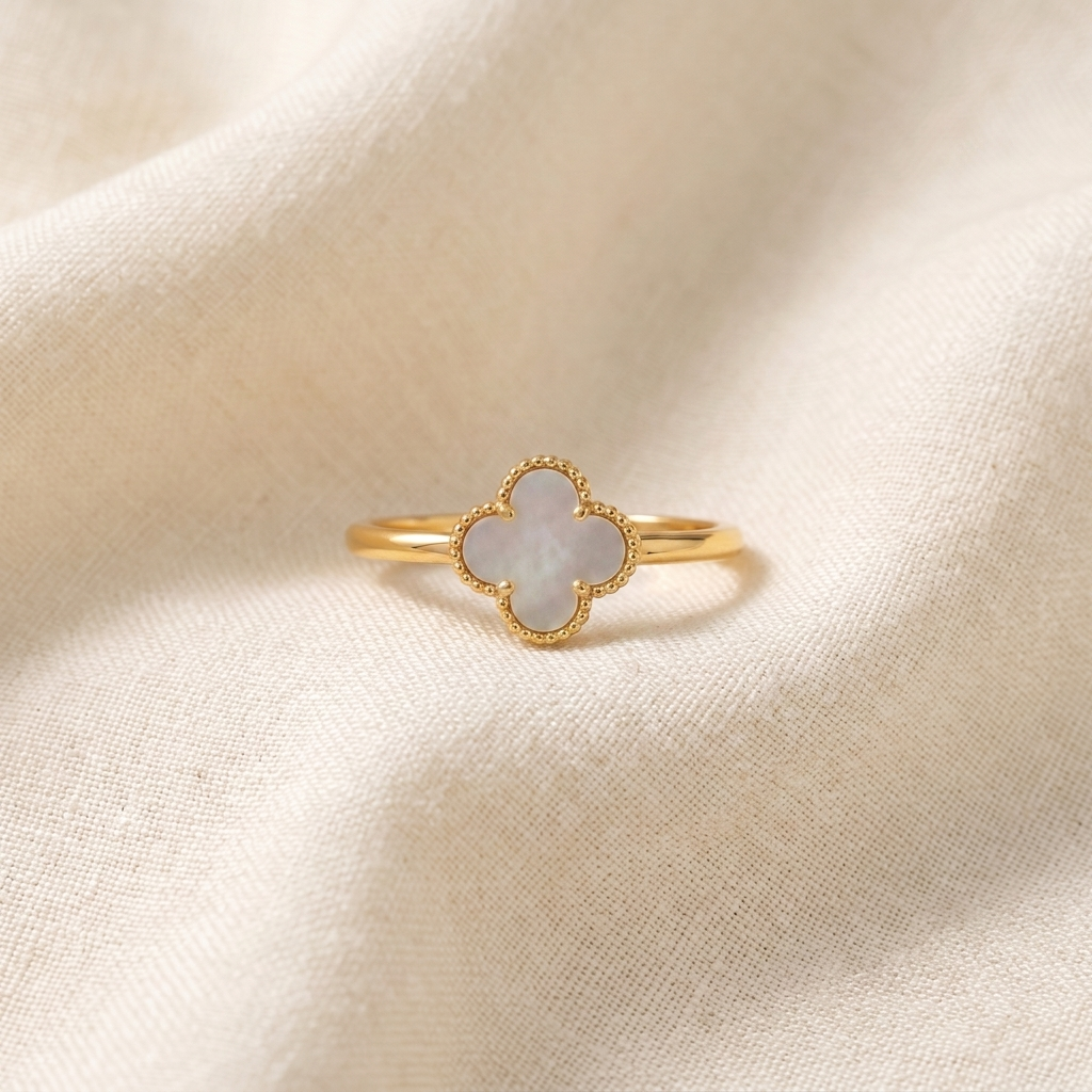 LOIRE Clover Ring - White