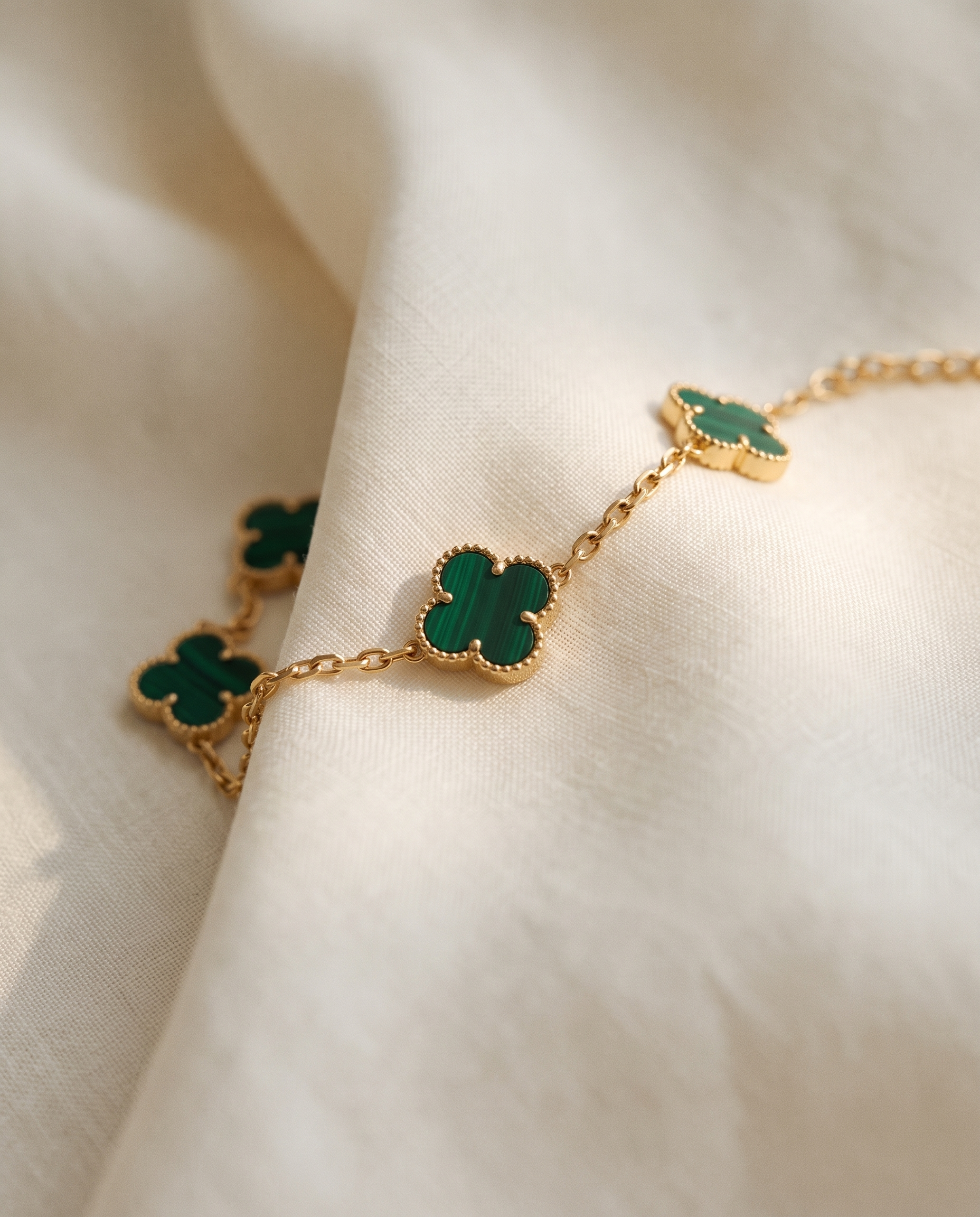 Bracelete de trevo VERSAILLES em seda ivory - macro de craft e materiais