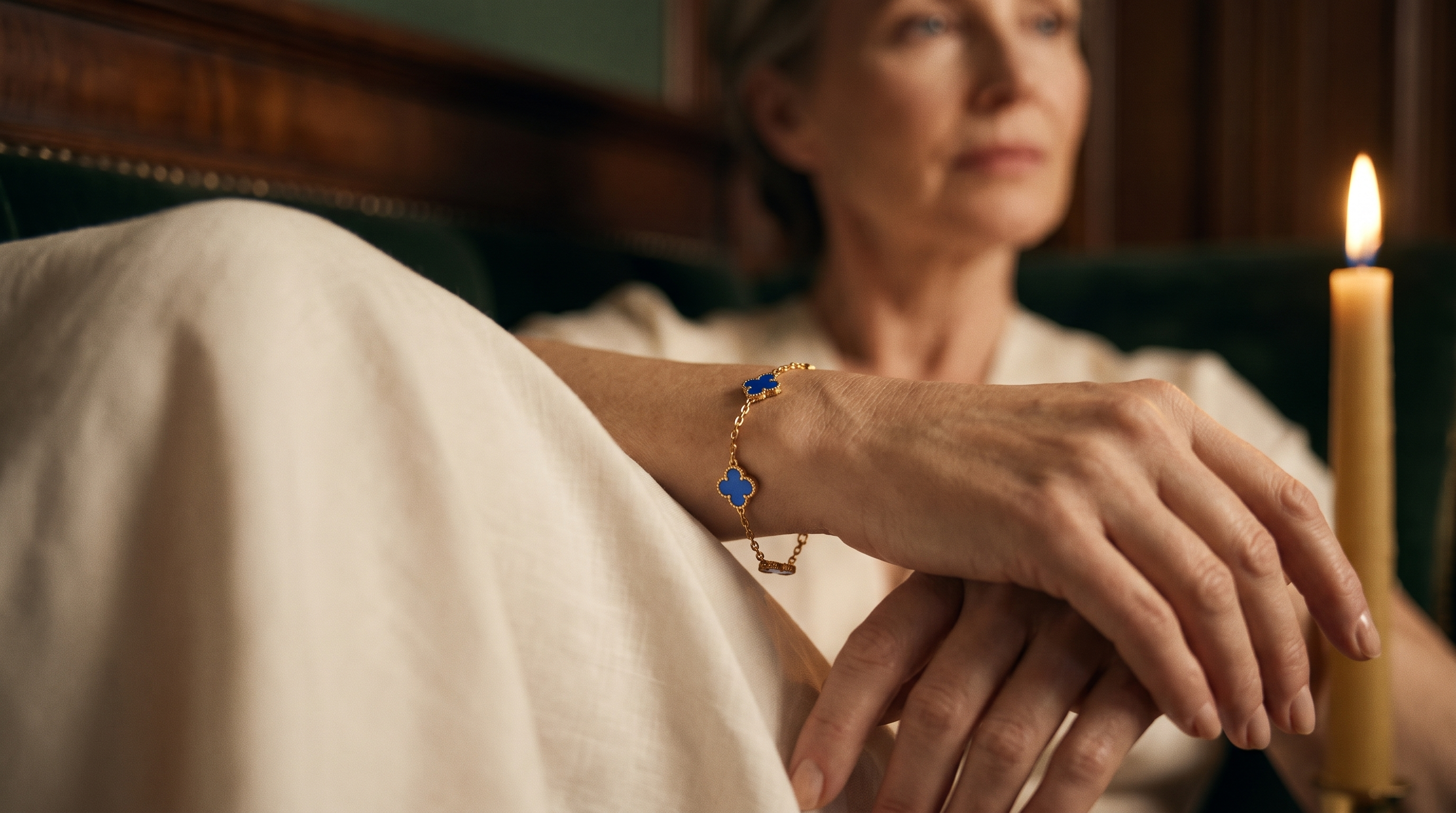 Mulher elegante a luz de vela usando o bracelete de trevo VERSAILLES - hero heirloom